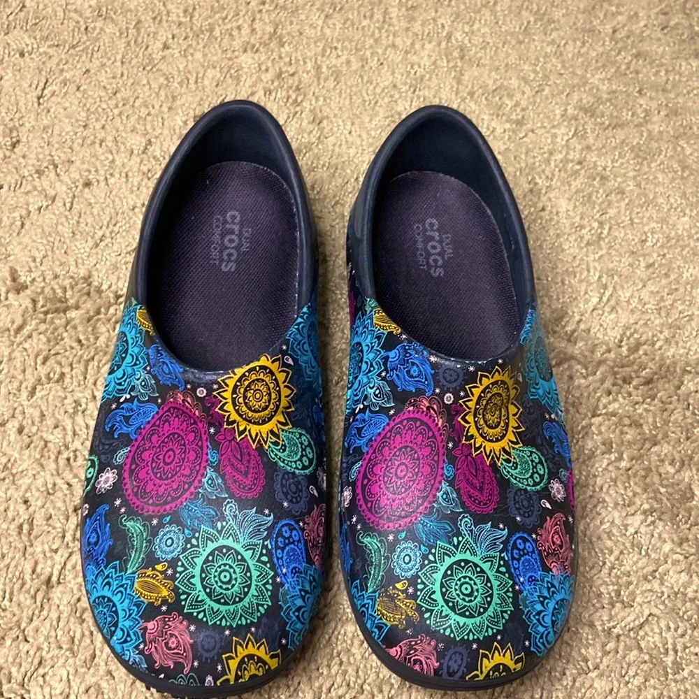 Crocs Girls Abstract Pattern Dual Comfort Waterproof Shoes Size 4